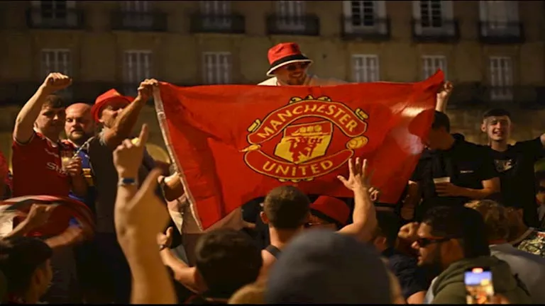 بين الخصوم والمشجعين.. رحلة اسم نادي مان يونايتد من التسعينات