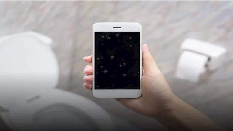 4 أضرار خطيرة لـ استخدام الهاتف في المرحاض