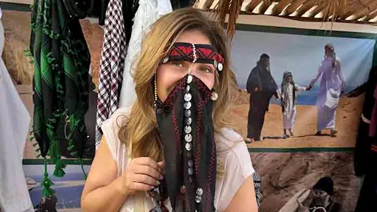 ترتدي “البرقع” البدوي وتداعب الجمل.. ليلى علوي تنشر صورًا من رحلتها إل