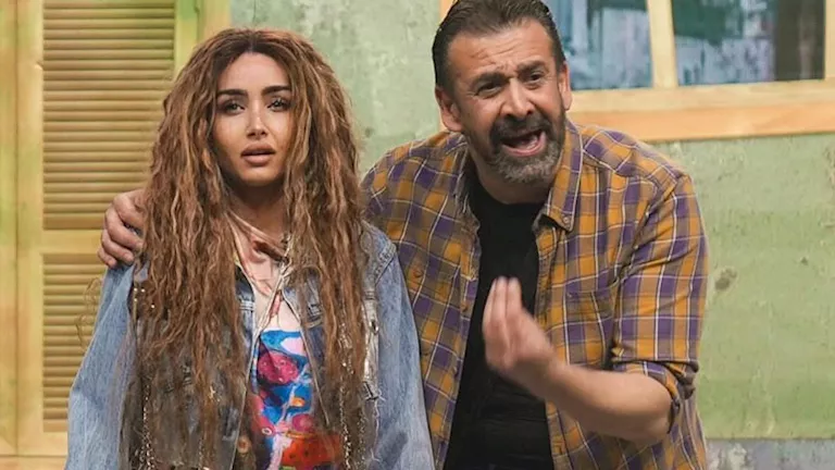 هنا الزاهد تنشر صورًا جديدة مع كريم عبدالعزيز من مسرحية “الباشا”