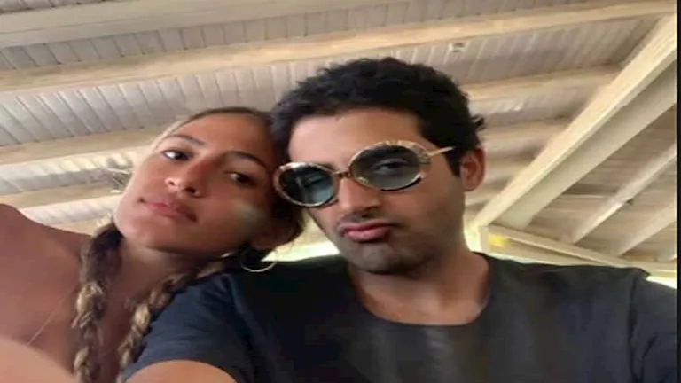 ابنة عمرو دياب مع صديقها وكارولين عزمي كاجوال.. 10 لقطات لنجوم الفن خل