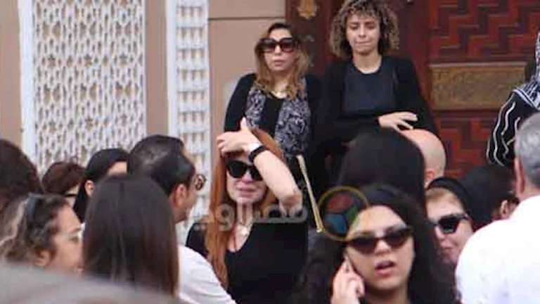 بالصور.. انهيار كارول سماحة في جنازة زوجها وليد مصطفى