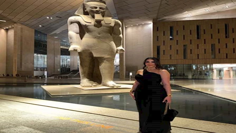 أحدث جلسة تصوير لـ ميرنا نور الدين داخل المتحف.. والجمهور: “نفرتيتي مصر”