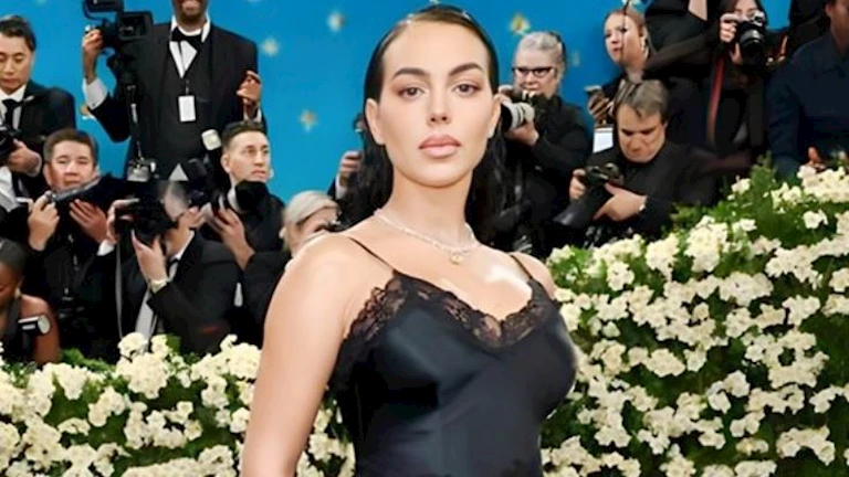 بالصور- جورجينا ونيكي ميناج.. نجوم الفن في حفل Met Gala 2025
