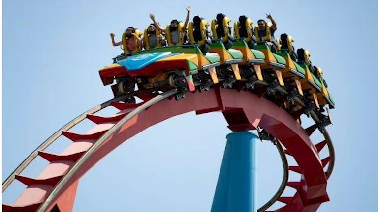 لحظات مرعبة.. سقوط لعبة ملاهي من ارتفاع كبير على الأرض (فيديو)