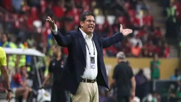 بعد التعادل مع سيراميكا.. أيمن الرمادي يجتمع بلاعبي الزمالك