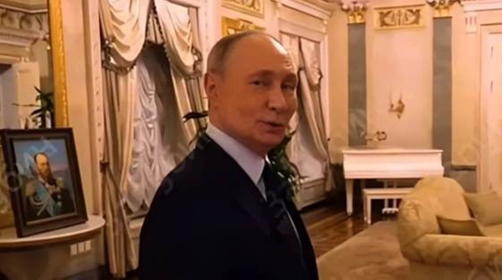 لأول مرة.. الرئيس الروسي يكشف أسرار شقته المُذهّبة داخل الكرملين