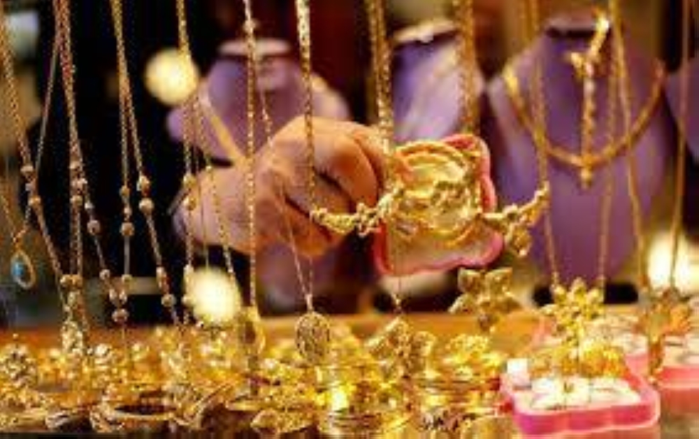 أوقية الذهب إلى 3,243 دولاراً