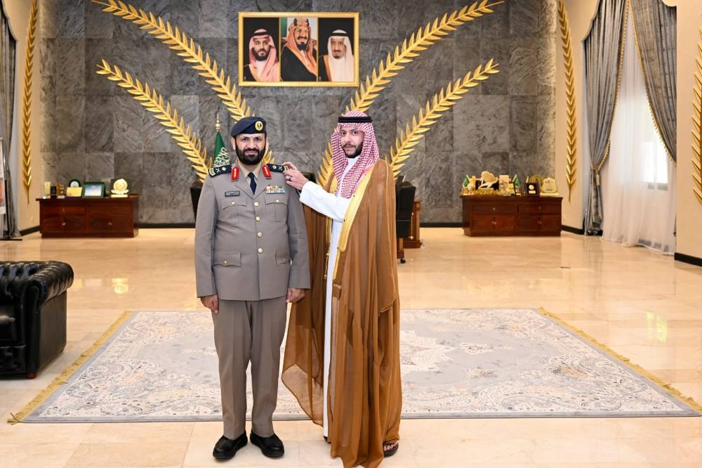 محافظ الطائف يقلد القحطاني رتبة لواء