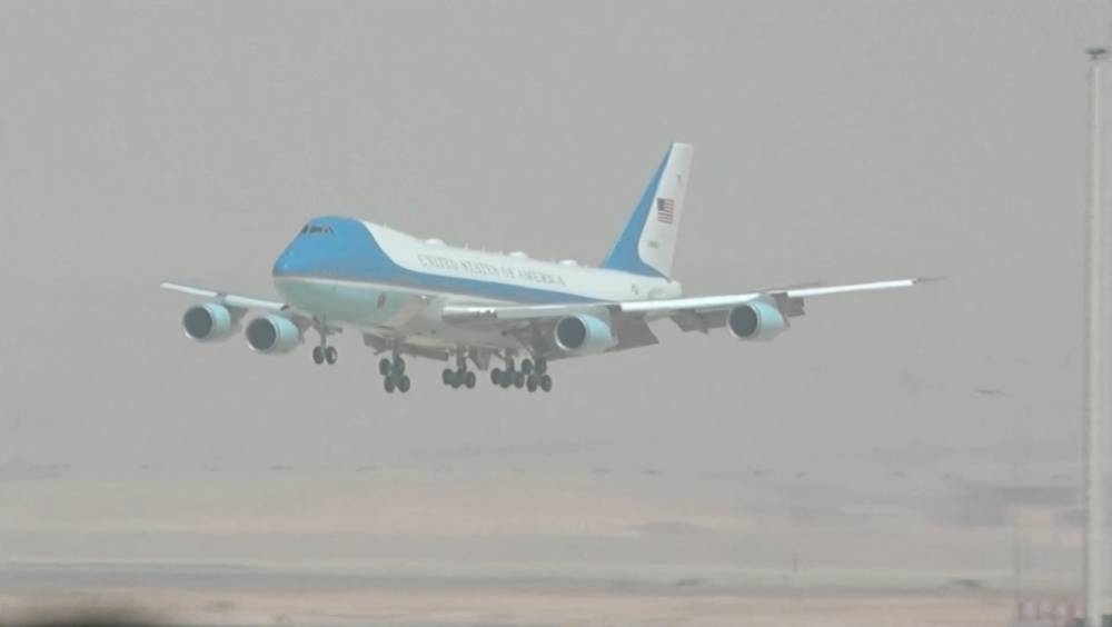 طائرة الرئيس الأمريكي دونالد ترمب تصل إلى الرياض