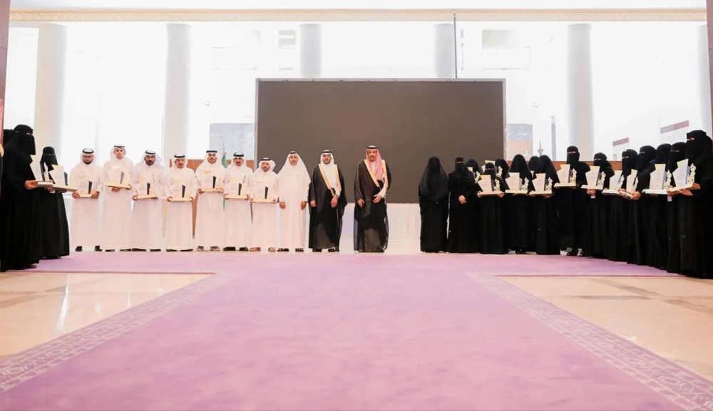 حسام بن سعود يُكرّم 32 مدرسة بتعليم الباحة حازت على التميز المدرسي
