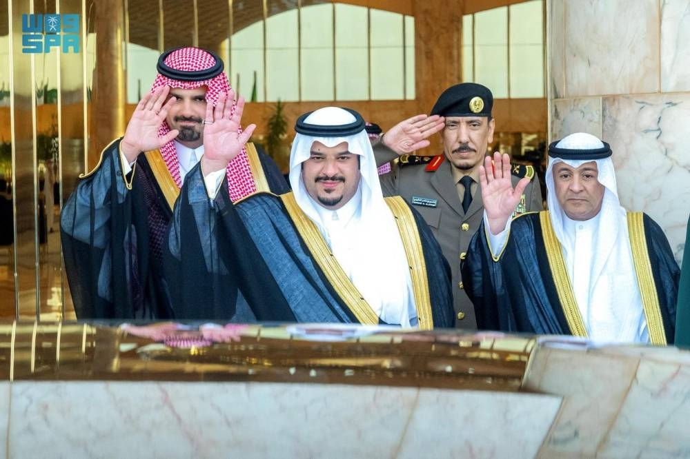 ملك البحرين يصل الرياض وفي مقدمة مستقبليه نائب أمير المنطقة