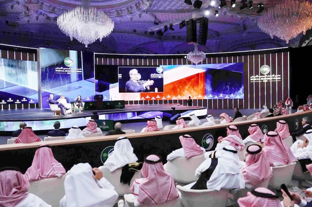 منتدى المليارديرات.. أغنى رجل في العالم يفاجئ المستثمرين بحضوره للرياض