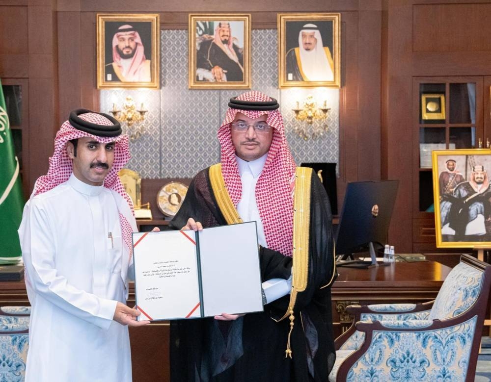 محافظ الأحساء يكرّم مواطناً تبرّع بكليته لصديقه