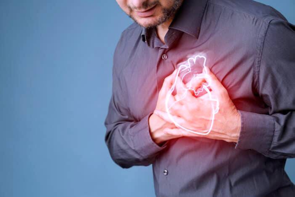 حرقة المعدة أم نوبة قلبية.. تشابه الأعراض قد يهدد الحياة