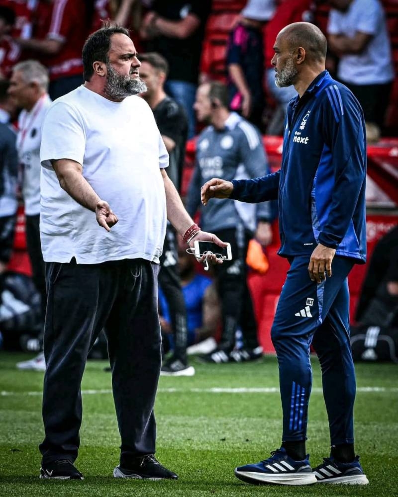 ملياردير بثروة طائلة وآيفون 8.. صورة تذهل عشاق «الساحرة المستديرة»