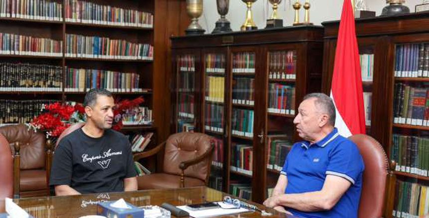 رئيس الأهلي يكرم سامي قمصان ويشيد بجهوده خلال السنوات الماضية