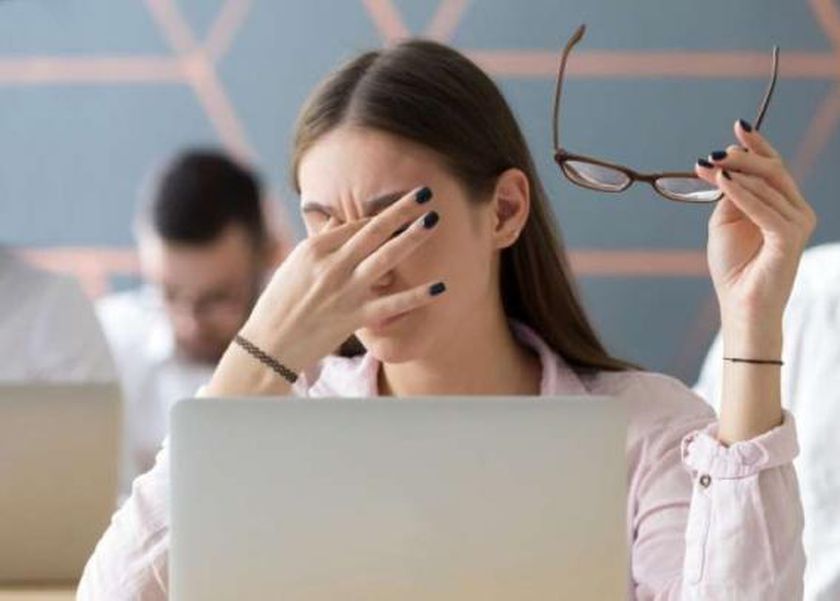 السبب الحقيقي وراء رفة العين.. احذر إذا كانت تصيبك باستمرار