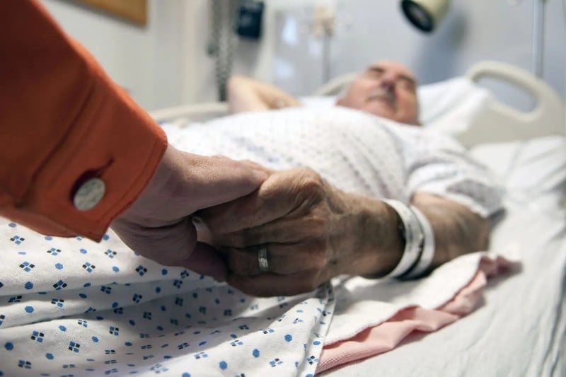 الطب والشرع يرسمان الحدود الفاصلة بين “الموت الرحيم” ووقف العلاج