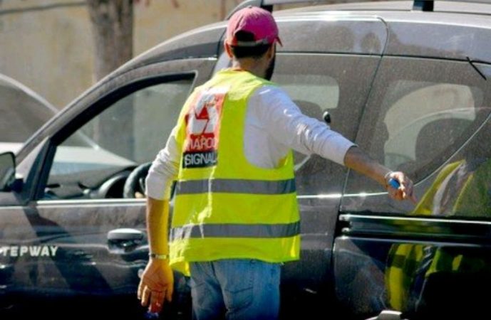 جماعة الدار البيضاء تقنن منح رخص « حراس السيارات » وتفرض عليهم تسعيرة ولباسا موحدا