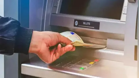 إحالة 12 موظفًا بالهيئة القومية للبريد إلى المحاكمة التأديبية بتهم الاستيلاء على أموال عملاء