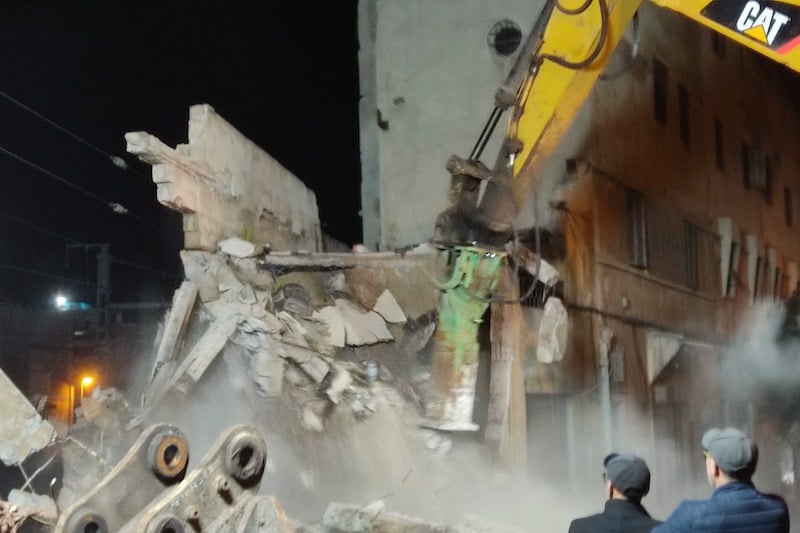 هدم “عمارة المانوزي” يخلق الجدل