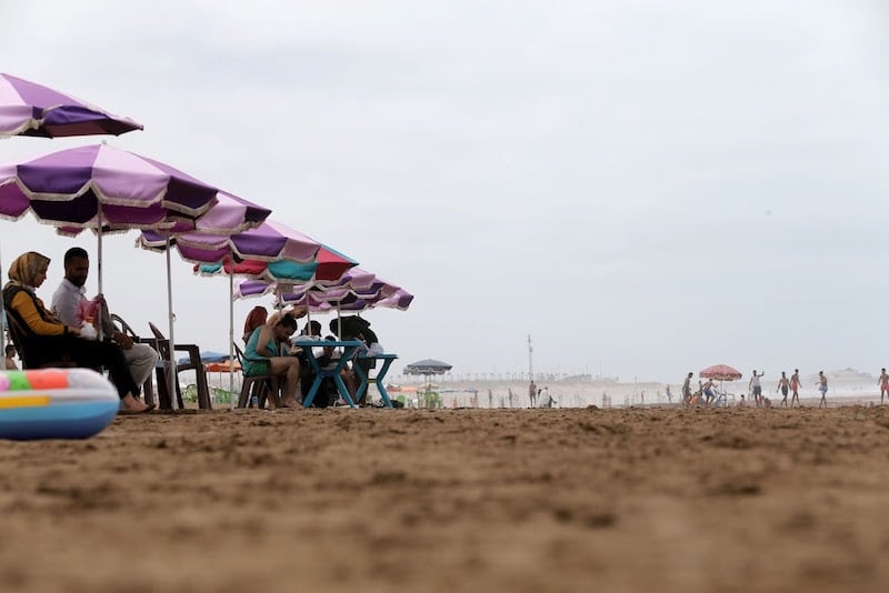 بين رغبة في الراحة وغياب البدائل .. مغاربة يسبقون الصيف إلى الشواطئ
