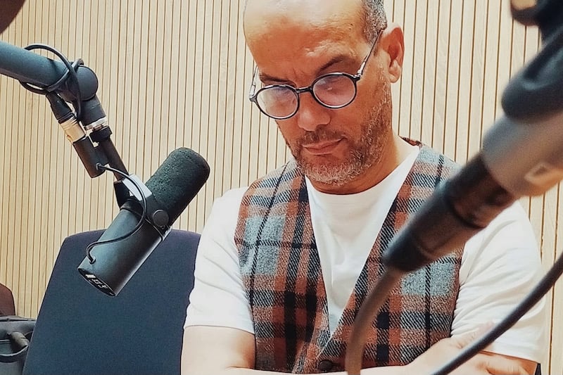 هكذا يمشي الإعلامي والشاعر كوبريت فوق خيوط ضوء غير مرئية