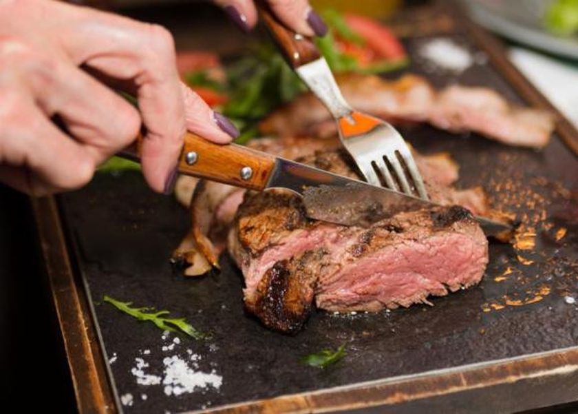 ماذا يحدث لجسمك بعد أكل اللحمة بكثرة في العيد؟