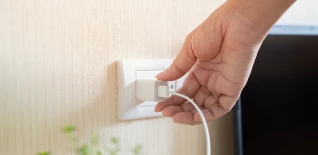 هل تستنزف الشواحن الكهرباء عندما تكون مفصولة عن الهواتف؟