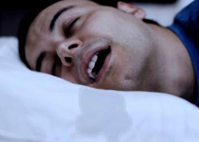 أسباب سيلان اللعاب الليلي.. هل يدل على مشكلة صحية؟