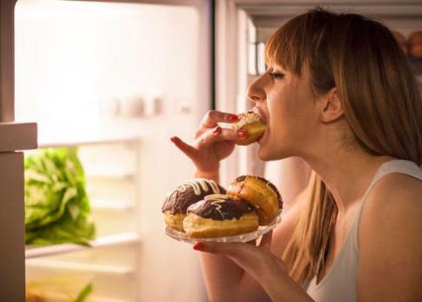 مخاطر صحية لا تتوقعها من الأكل ليلا.. اعرفها