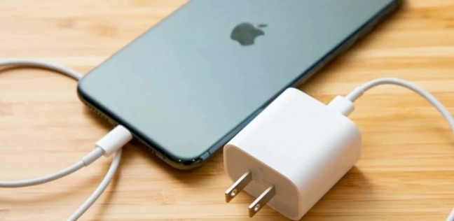 هل من الطبيعي سخونة شاحن الهاتف؟.. احذر مشكلة خطيرة| عاجل