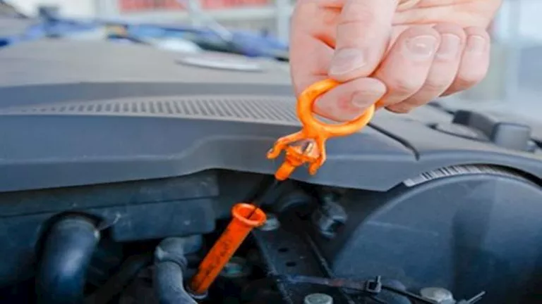 للمبتدئين.. كيف تفحص مستوى زيت محرك السيارة لتفادي المشاكل