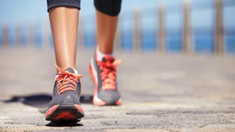 المشي 100 دقيقة يوميا يحميك من هذا المرض