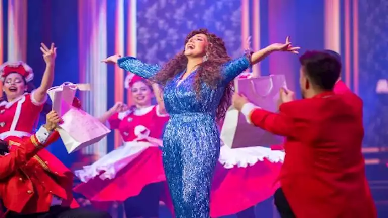 دنيا سمير غانم تنشر فيديو من عرض مسرحية مكسرة الدنيا بجدة