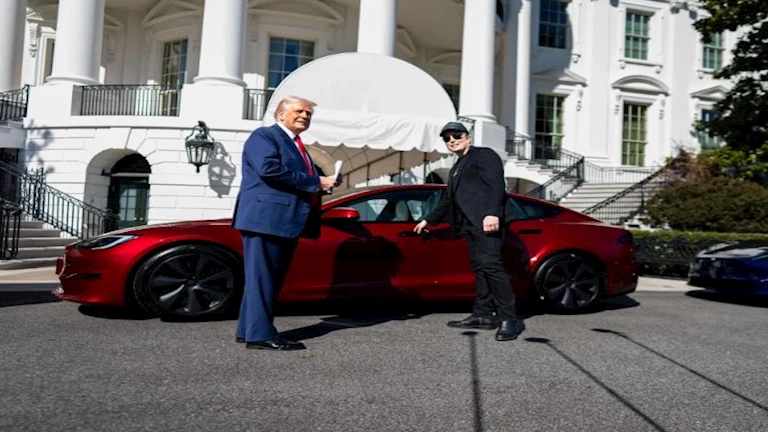 مثلها في مصر.. ما سعر سيارة ترامب التي يعتزم بيعها بعد خلافة مع ماسك؟