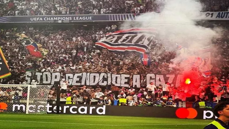 جماهير باريس سان جيرمان تدعم فلسطين خلال مباراة إنتر