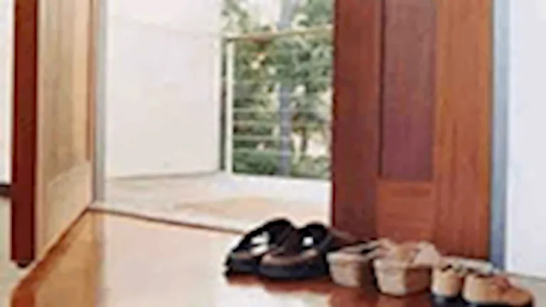 خبيرة تحذر من ترك الأحذية عند مدخل المنزل- والسبب مفاجأة