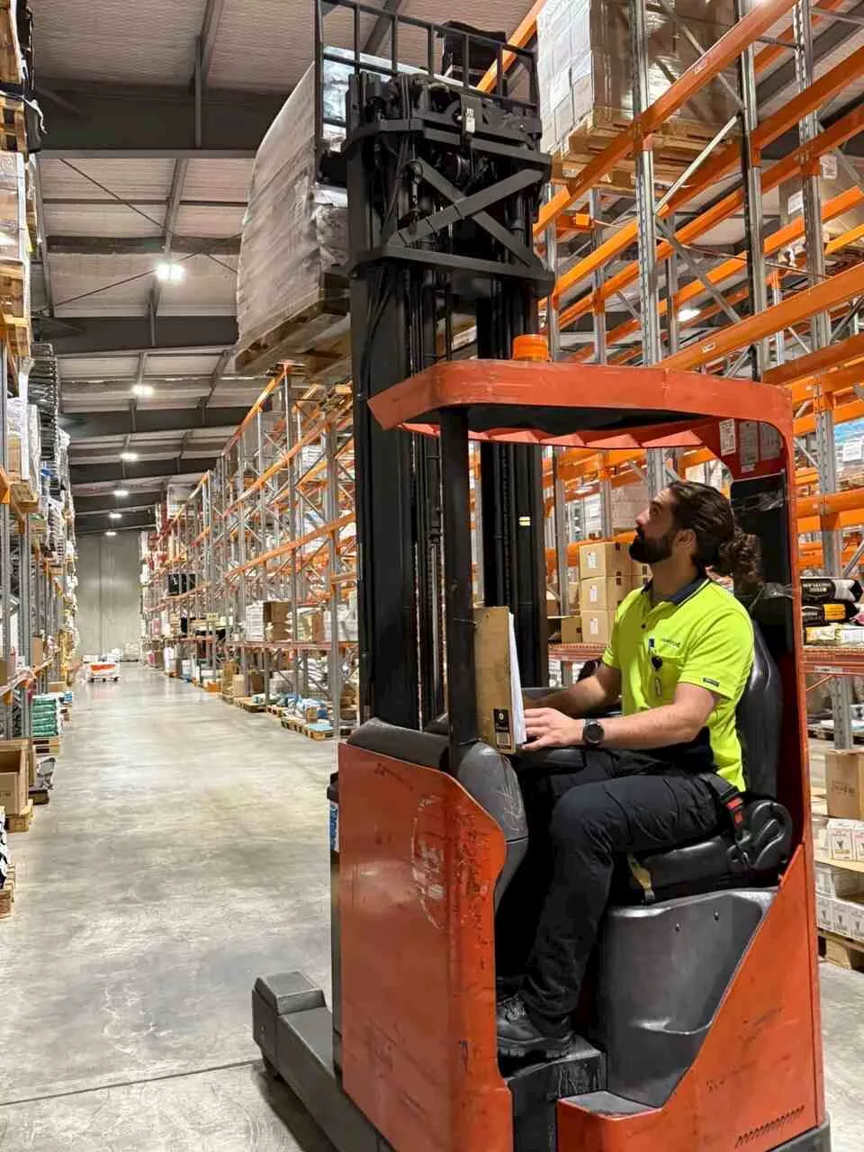 حارس أوكلاند سيتي في عمله بالمستودع