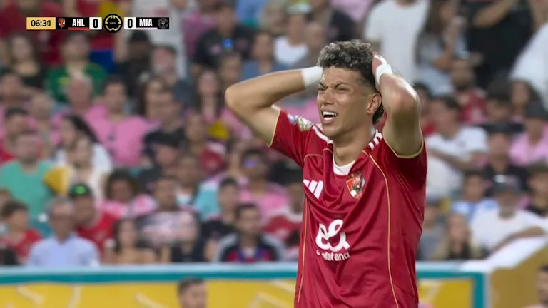 إمام عاشور يساند لاعبي الأهلى أمام بالميراس (صورة)