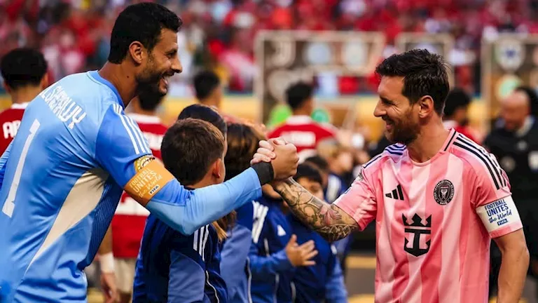 لفتة رائعة من الشناوي تجاه ميسي بعد مباراة الأهلي وإنتر ميامي (فيديو)