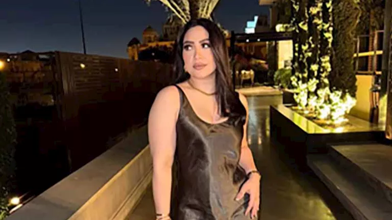 بـ”فستان جريء”.. أحدث ظهور لـ بوسي والجمهور يغازلها (صور)