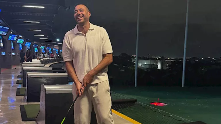 أحمد السعدني ينشر صورًا وهو يلعب الجولف: فشل ذريع في لعبة الأغنياء