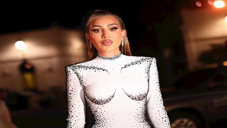 تاج برأس كبش وفستان أسود.. سر اختيار مايا دياب لإطلالتها الأخيرة