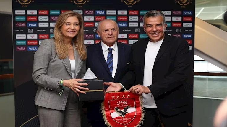 بحضور هاني أبو ريدة.. الأهلي وبالميراس يتبادلان الدروع التذكارية