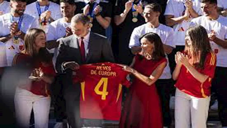 أبرز ظهور لرؤساء وملوك البلاد مع لاعبي كرة القدم