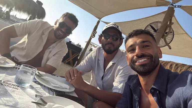 محمد صلاح ينشر 3 صور رفقة نجم الزمالك ومدافع الأهلي السابق (صور)