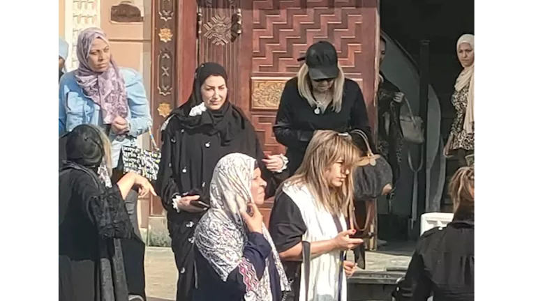 وفاء عامر بالحجاب في جنازة الراحلة سميحة أيوب.. صورة