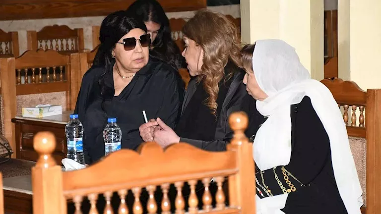 “سر السبحة الزرقاء”.. بالصور- فيفي عبده في عزاء سميحة أيوب